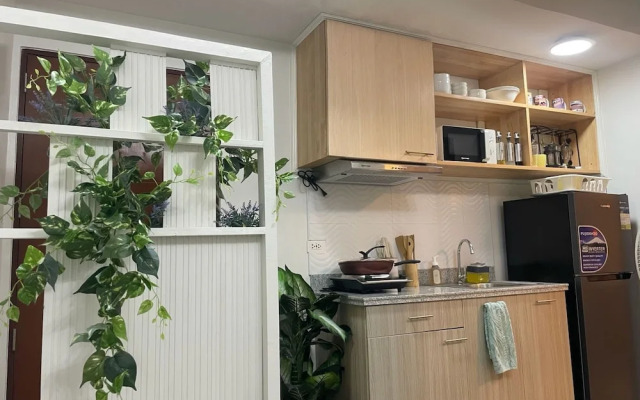 Spacious Modern Condo with Balcony