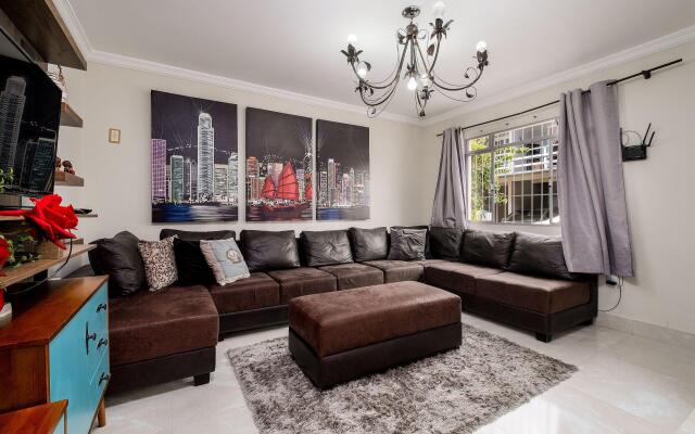 Linda casa de 2 andares c/churrasq RJG011