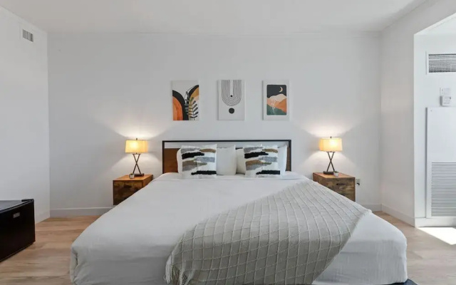 Boardwalk King Bed Retreats by Cozysuites 46