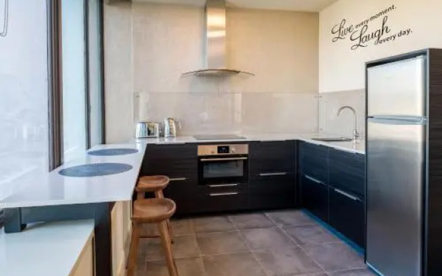 Suite 11 Victoria Square