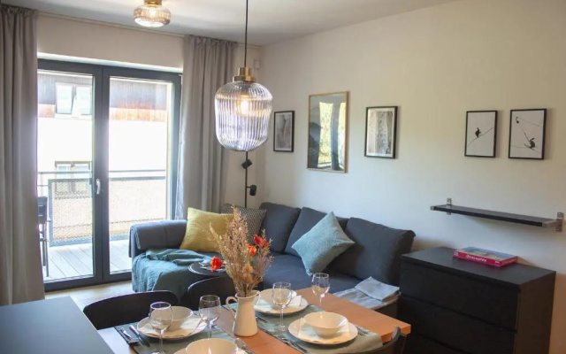 Enjoy Harrachov - Atraktivní klidný klimatizovaný apartmán 20 v centru Harrachova, parkováním s wallboxem EV, Wifi, herní konzolí, Ipad, Netflix, výhledem do zahrady a na romantický kostelík - Hotel in Harrachov - Photo 2