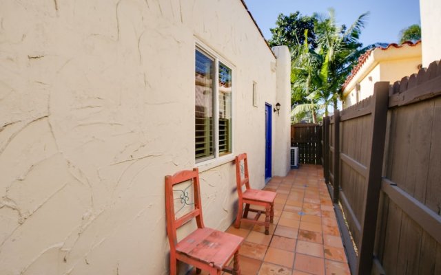 Artsy Long Beach Home w/ Patio: 2 Mi to Downtown!