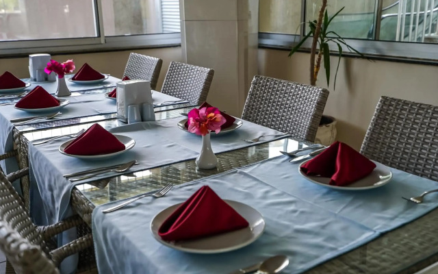 Catty Cats Garden Hotel