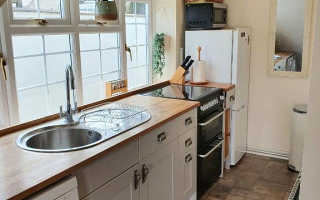 Beautiful 2 bedroom guest house with private pool in Lacock, Wiltshire