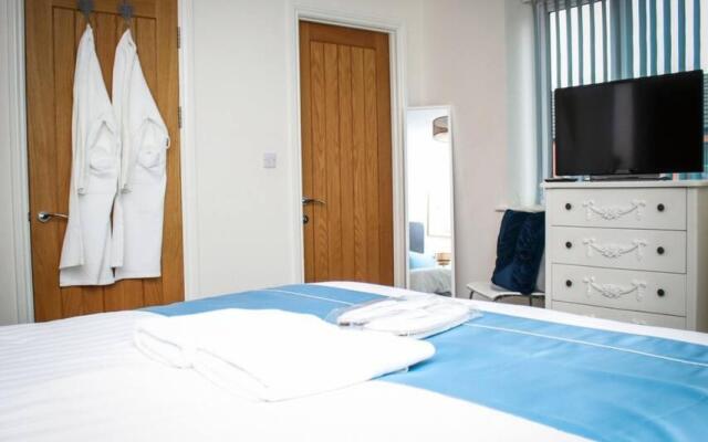 No15 Luxe Living Elegant City Home-1 Bed-Garden-Wifi-Private Parking-Beach-City