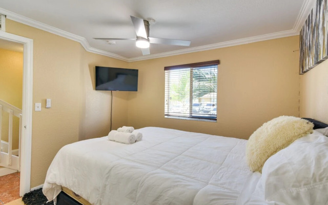Opa-locka Townhome, 15 Mi to Miami Beach!