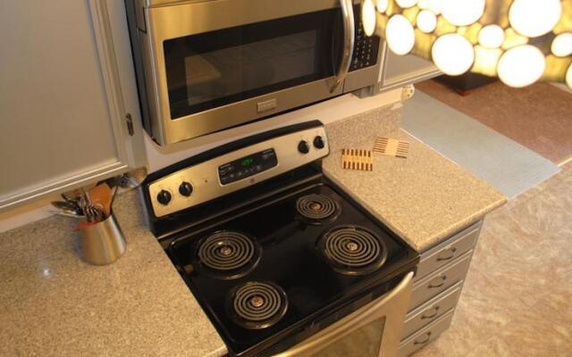 Downtown Chestnut Apartment