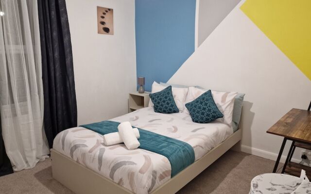 Gillingham Home - Sleeps 4 - Comfort & Convenience
