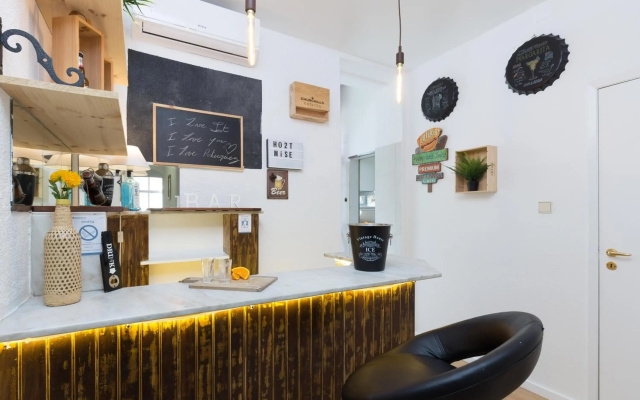 Large Flat w/ Terrace | Ace Location @ Aliados