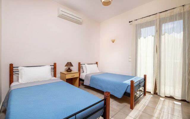Superior 2-brm Villa, Ideal Locale,300m From Beach