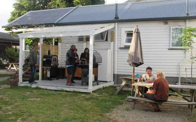 The White Elephant Accommodation - Hostel