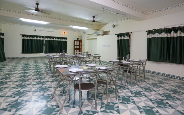OYO 9933 Hotel Meera Mahal