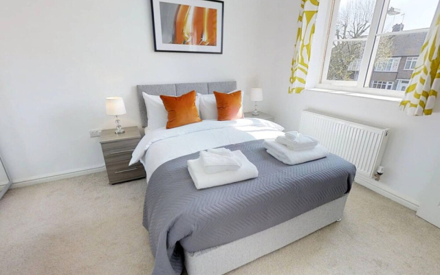 Cole Green Lane Executive Stay- Free Parking