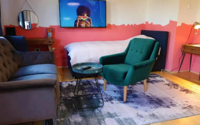 Room Emma,between bus and train station,Netflix,speed Wi-Fi