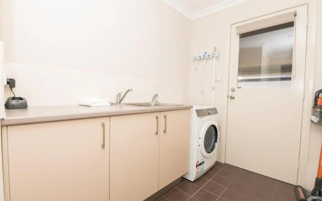 Centennial Cres, Modern, Entertaining Home, Sleeps 8