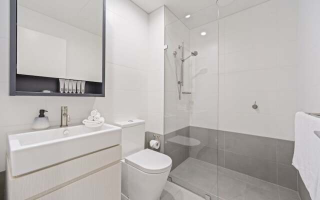 HomeHotel-Stylish Apt next to Train & Westfield