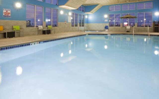 Gateway Park Hotel and Suites