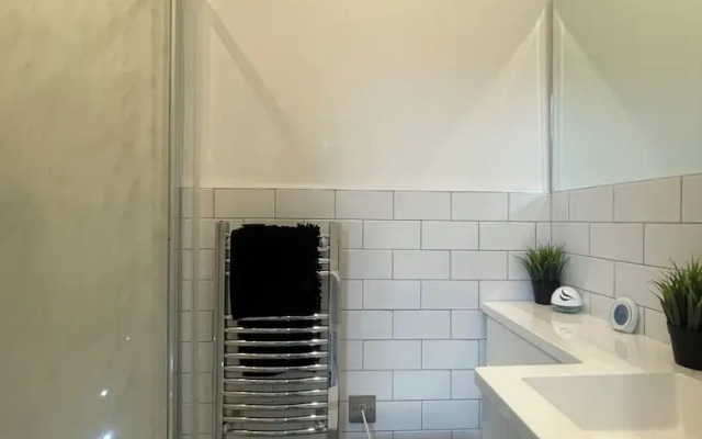 Stylish City Center 2 BR Retreat