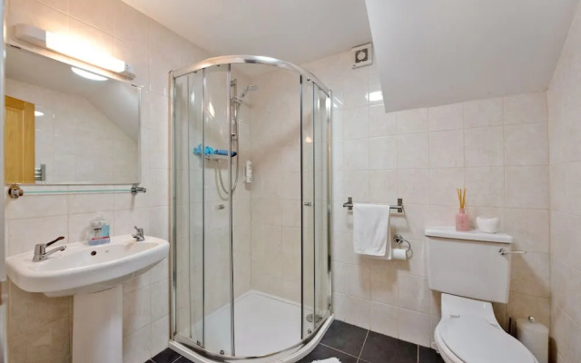 Grand Mansion, 9 Beds, Sleeps 17, Parking - Groups