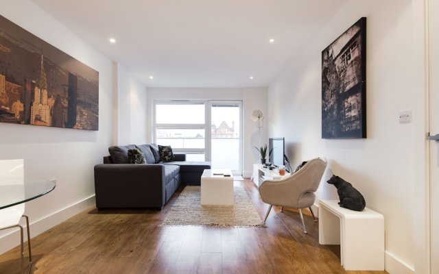 Luxury 2-bed Flat, Parking and Close to the Tube