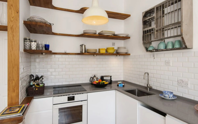 Bright Talbot Road Apartment