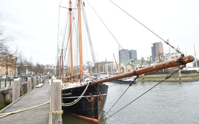 Lovely Boat In Rotterdam With Private Terrace