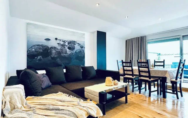 2BR Apt With Balcony Blumengärten