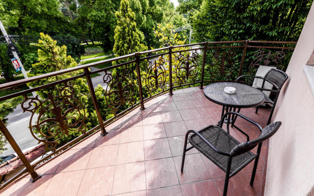 Hotel Golden House