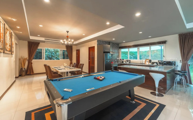 Relaxing Huge Seaview Pool Table V181