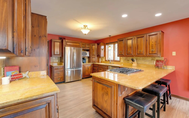 Stunning Southaven Estate: Pool & Spacious Deck!