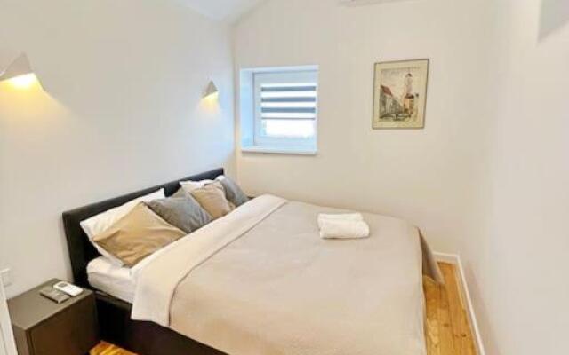 White 1 BD Old Town Apartment by Hostlovers