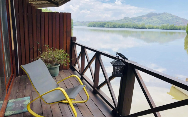 Gayang friendly water house homestay