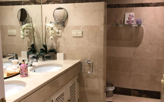 Beachside Luxury 2 bedroom apartment, Puerto Banus