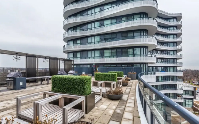 Exquisite Luxury 1 Bedroom + Den With Parking