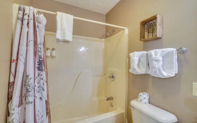 Family-friendly Gatlinburg Home w/ Hot Tub!