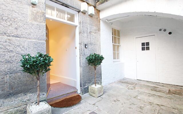 Quiet New Town Apartment