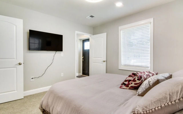 Updated Home - Walk to Salisbury University!