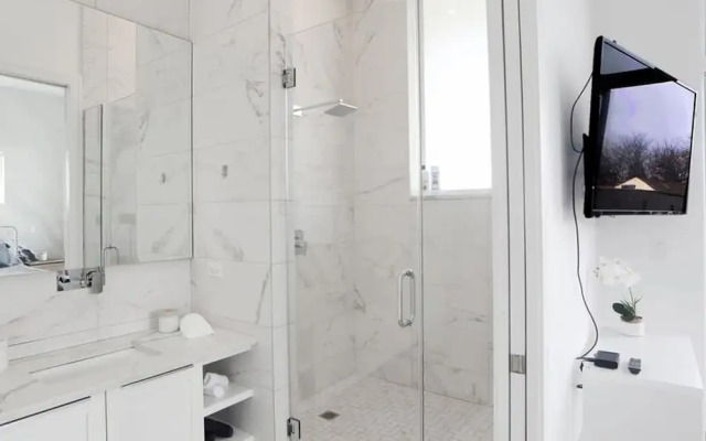 4-bedroom Penthouse w 2 Large Balconies Rooftop