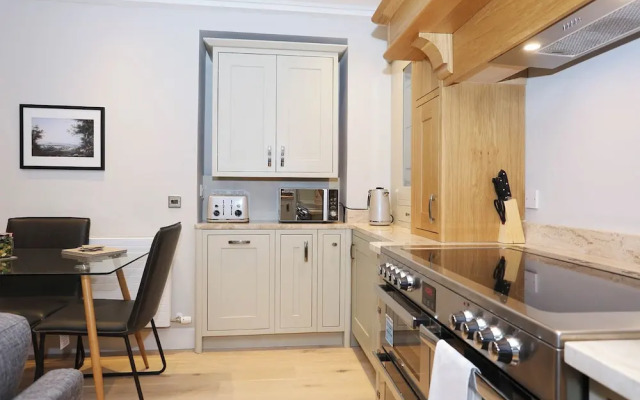 JOIVY Newly Refurbished Apartment on the Historic Royal Mile