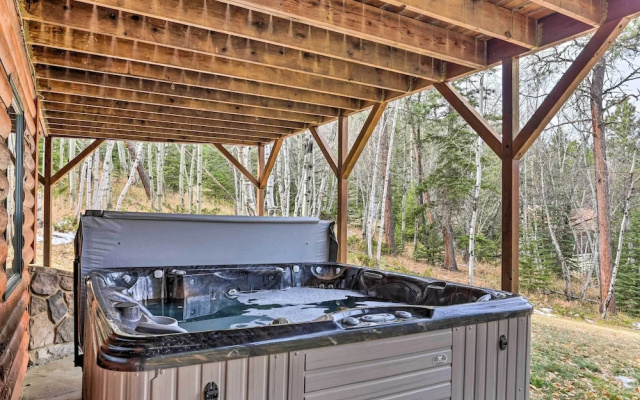 Spacious Lead Getaway w/ Private Hot Tub & Deck!