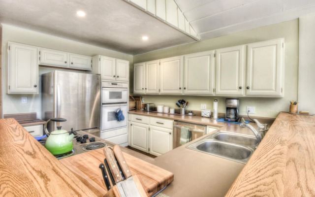 Firefly  - Walk To Beach 3 Bedroom Cabin by RedAwning