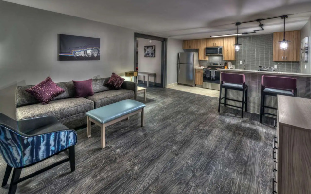 Super 8 by Wyndham Meadow Wood Courtyard