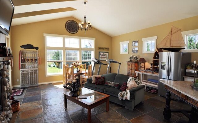 Lake's Edge Tuscan Lodge