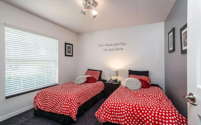 Stunning Executive Ruyper 4 Bedroom Home by RedAwning