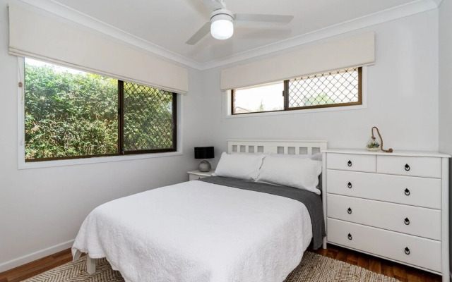 Freshly revovated Dog Friendly House walking distance to Waterfront!