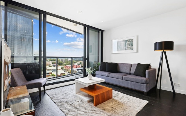 Chic 1-bedroom Apartment With Pool