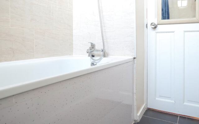 Old Church Road - Deluxe Guest Room