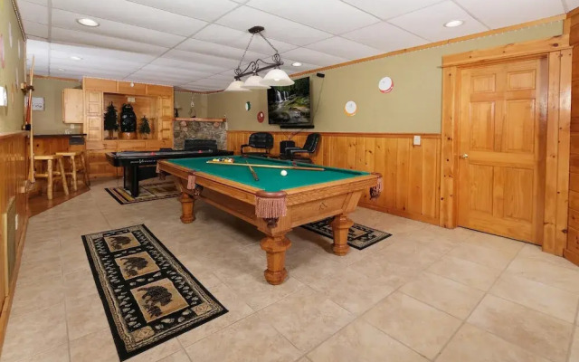 Smoky Treehouse Lodge #614