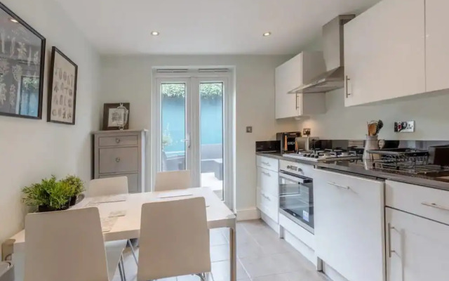 Stylish 1 Bedroom Apartment in Nine Elms With Garden