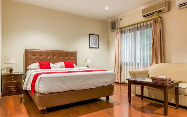 RedDoorz Plus near Dharmawangsa Square